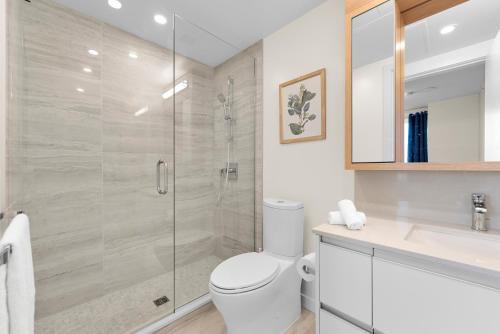 ein Badezimmer mit Dusche, Toilette und Waschbecken in der Unterkunft Brand new Stylists Richmond central 2B2BR in Richmond