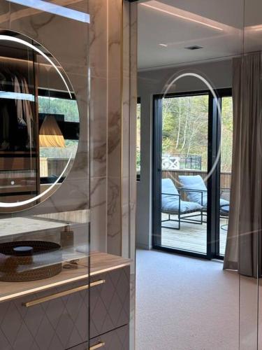 a room with a mirror and a living room with a patio at Eksklusiv Enebolig med jacuzzi in Bergen