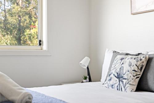 Ένα ή περισσότερα κρεβάτια σε δωμάτιο στο Serene Double Room in Panania - Close to Stations & Shops - Shared Bathroom