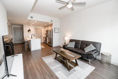 Kuchyň nebo kuchyňský kout v ubytování Uptown Furnished Apartments near BOA Stadium apts