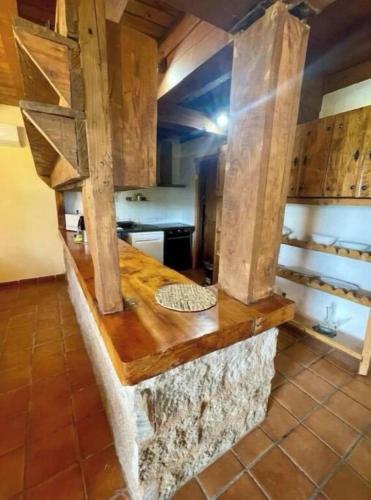 a kitchen with a stone counter top in a room at El LABRAO DE ALARDOS in El Raso
