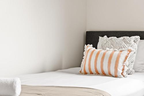 Postel nebo postele na pokoji v ubytování Cozy Single Room - Nearby Stations & Shops - Shared Bathroom