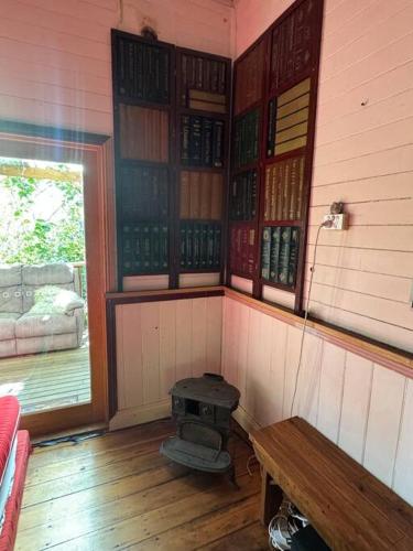Ruang duduk di 120yr old house by the river