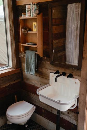 Un baño de Your private Yurt in the woods - Nevada City