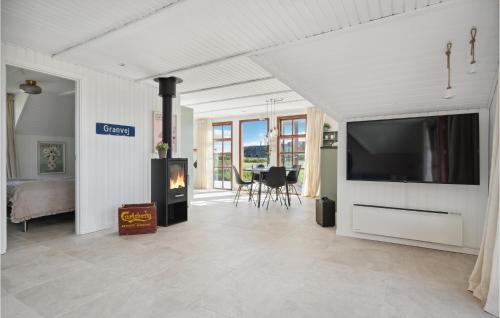 Μια τηλεόραση ή/και κέντρο ψυχαγωγίας στο Gorgeous Home In Hvide Sande With Wifi