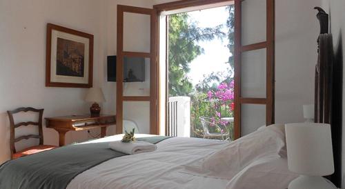Un pat sau paturi într-o cameră la El Sequer Casa Rural
