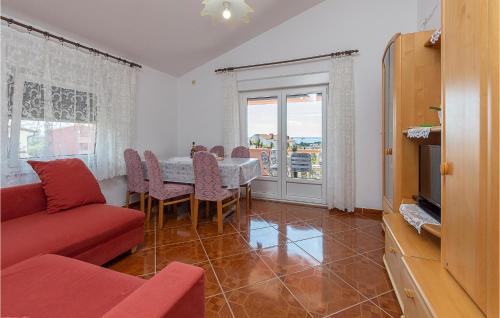 un soggiorno con un divano rosso e un tavolo di Holiday Apartment Betiga 03 a Barbariga