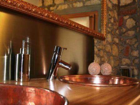 BrendolaにあるTenuta Maravejaのバスルーム(鏡の前に蛇口付きの洗面台あり)