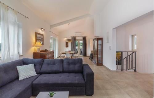 a living room with a blue couch and a table at Amazing Home In Visnjan With Sauna in Prhati