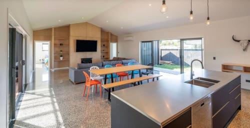 Televisyen dan/atau pusat hiburan di Hosts on the Coast Park Lane Hideaway