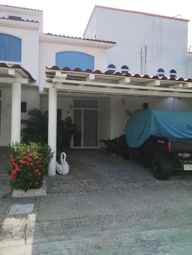 une maison avec une moto garée devant elle dans l'établissement Oasis Diamante, à Acapulco