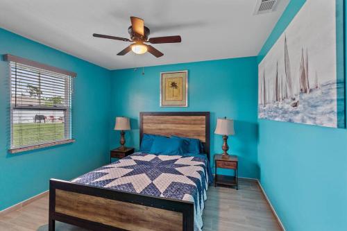 Postel nebo postele na pokoji v ubytování Newly renovated, cozy 2 bedroom