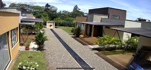 ein Haus mit einem Gehweg vor einem Haus in der Unterkunft Casas Campestres El Secreto in Restrepo