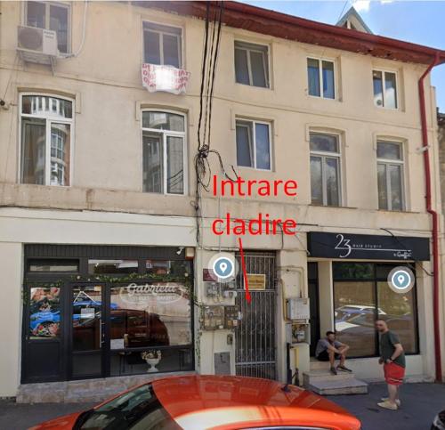 an orange car parked in front of a building at Studio Chic, Rezerva acum! Central, cafea, ceai, apa, parcare publica gratuita, baie cu cabina si cada in Craiova