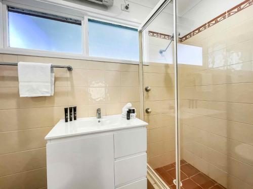 ein Badezimmer mit Waschbecken und Glasdusche in der Unterkunft Cuvee Cottage in Lovedale