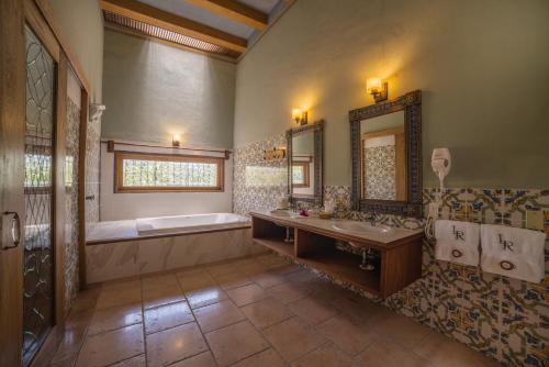 baño grande con bañera y lavamanos en Hacienda Labor de Rivera Hotel Boutique, en Teuchitlán