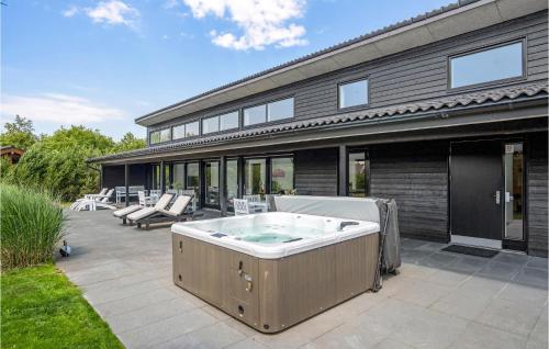 einen Whirlpool auf der Terrasse eines Hauses in der Unterkunft Holiday Home Hemmet With Fireplace 03 in Hemmet