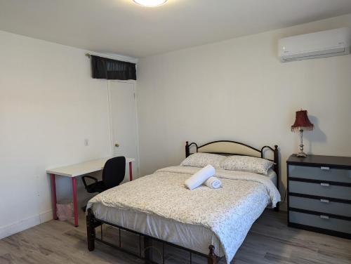 Postel nebo postele na pokoji v ubytování Comfy apartment close to Metro Monk station with self check in