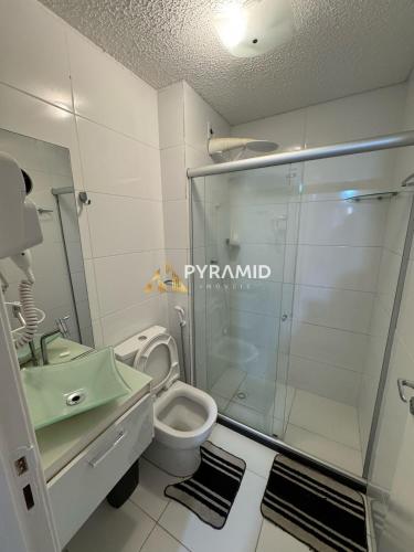 un bagno con doccia, WC e lavandino di Duplex Cobertura Premium a Feira de Santana