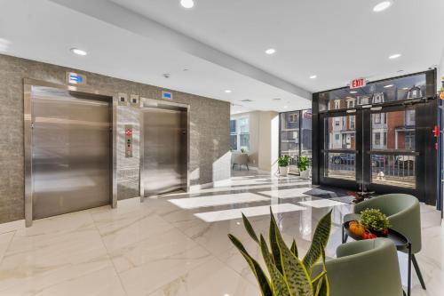 フィラデルフィアにある4211 Suitesの建物内の空ロビー(フロントデスクあり)