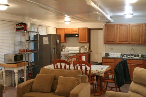 Η κουζίνα ή μικρή κουζίνα στο Camp Gator Unit #2