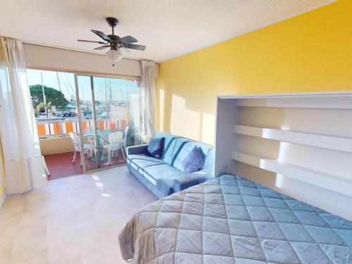 - une chambre avec un lit, un canapé et un balcon dans l'établissement Studio avec terrasse près de la mer, animaux admis - FR-1-196-369, à Menton