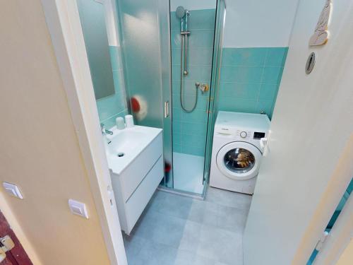 une salle de bain avec une machine à laver et un lave-linge dans l'établissement Studio avec terrasse près de la mer, animaux admis - FR-1-196-369, à Menton