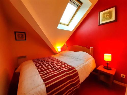 - une chambre avec un lit aux murs rouges et une fenêtre dans l'établissement T2 à Saint-Lary-Soulan avec Piscine et Parking pour 4 pers. - FR-1-457-358, à Saint-Lary-Soulan