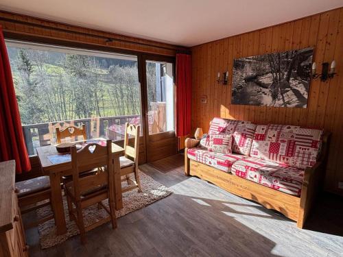 une chambre avec un lit, une table et une fenêtre dans l'établissement Studio cosy proche pistes ski avec parking et râtelier à skis - FR-1-692-105, à La Chapelle-dʼAbondance