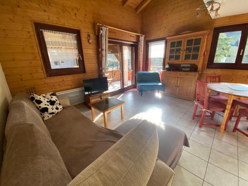 un salon avec un canapé et une table dans l'établissement Appartement lumineux 58 m², 2 chambres, balcon, parking, La Chapelle-d'Abondance - FR-1-692-106, à La Chapelle-dʼAbondance