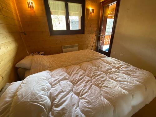 - une chambre avec un grand lit blanc dans l'établissement Appartement lumineux 58 m², 2 chambres, balcon, parking, La Chapelle-d'Abondance - FR-1-692-106, à La Chapelle-dʼAbondance