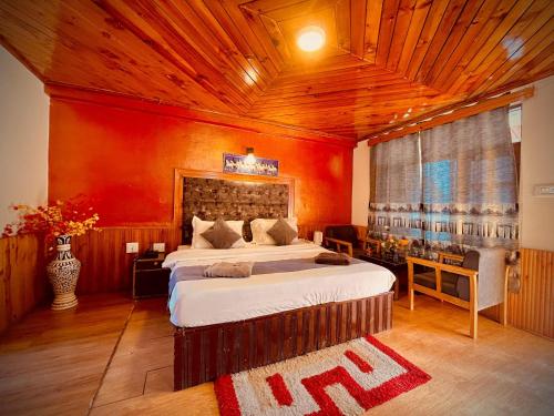 Postel nebo postele na pokoji v ubytování Elena Aastha - Valley View Rooms
