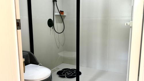 a shower stall with a toilet in a bathroom at 阿卡那拉橘子海亲子民宿 in Dapeng