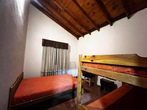 a room with two bunk beds and a window at Chalet zona del bosque in Valeria del Mar