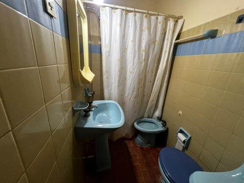 a bathroom with a sink and a toilet at Chalet zona del bosque in Valeria del Mar