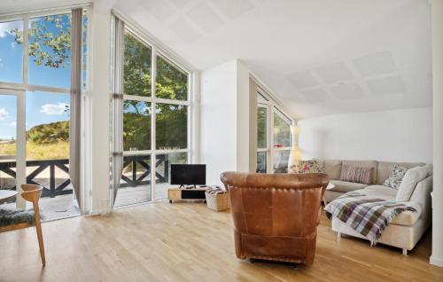 Posezení v ubytování Cozy Home In Børkop With Wifi