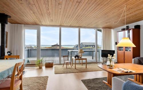 Ruang duduk di Stunning Home In Broager