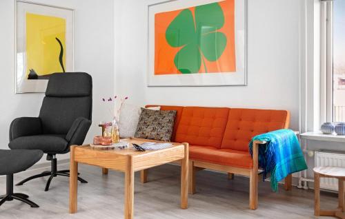 Un lugar para sentarse en 2 Bedroom Amazing Home In Sørvad