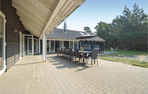 un patio con sedie e un tavolo in una casa di Cozy Home In Rømø With Sauna a Rømø Kirkeby