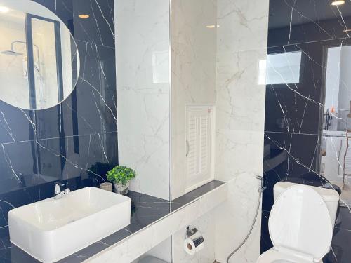 un bagno con lavandino, WC e specchio di SR Complex a Chiang Mai