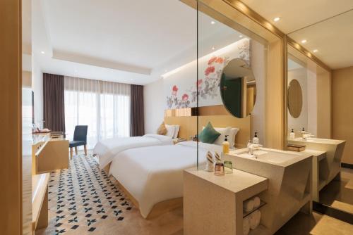 Postel nebo postele na pokoji v ubytování Paco Hotel Suyuan Metro Guangzhou-Free Shuttle Bus For Canton Fair-free breakfast-free minibar