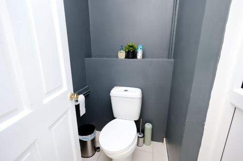 a small bathroom with a toilet in a room at Glory Double Bedroom Manchester in Middleton