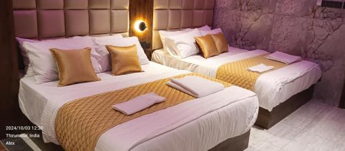 Postel nebo postele na pokoji v ubytování Hotel Pandian