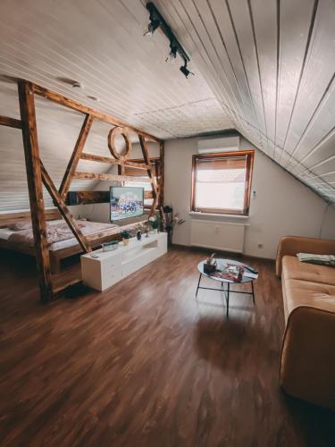 a living room with two bunk beds and a couch at Charmante 1-Zimmer-Ferienwohnung Neuenburg am Rhein in Neuenburg am Rhein