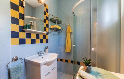 a bathroom with a sink and a shower at Awesome Home In Fazana With Kitchen in Fažana
