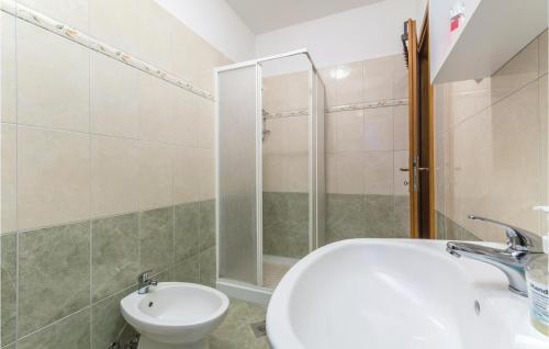 Ένα μπάνιο στο One-Bedroom Apartment In Tar-Vabriga
