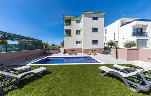 Three-Bedroom Apartment In Saldun