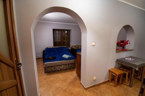 an archway in a room with a couch and a table at Zakątek Łąkowa in Suwałki