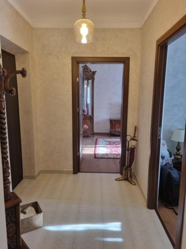 a hallway with a door leading to a bedroom at Apartament ultracentral Classic Vibe in Craiova