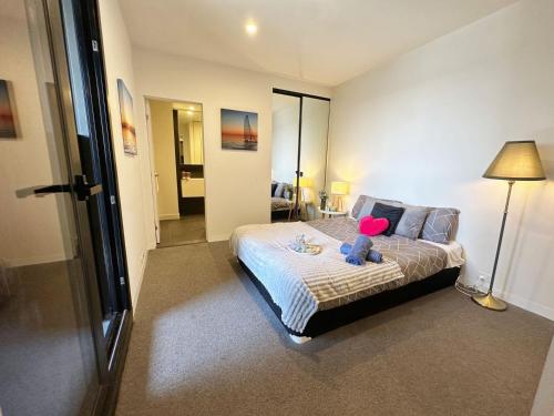 メルボルンにあるMT2506 - 1 BR huts nestled in the Docklands with Gym & Poolのテディベアのベッドがある寝室